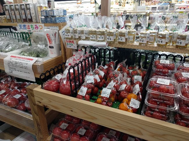 トマトも沢山売っています